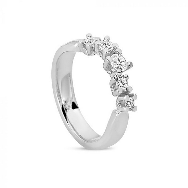 Billede af Diamond Twist ring i 14 kt hvidguld m diamanter m. i alt 0,55 ct.